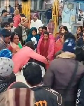 डबल मर्डर :बाइक सवार अपराधियों ने दरवाजे पर बैठे दो दोस्तों को मारी गोली